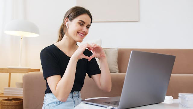 Public Speaking in a Virtual World: Mastering Online Presentations and Engaging Remote Audiences