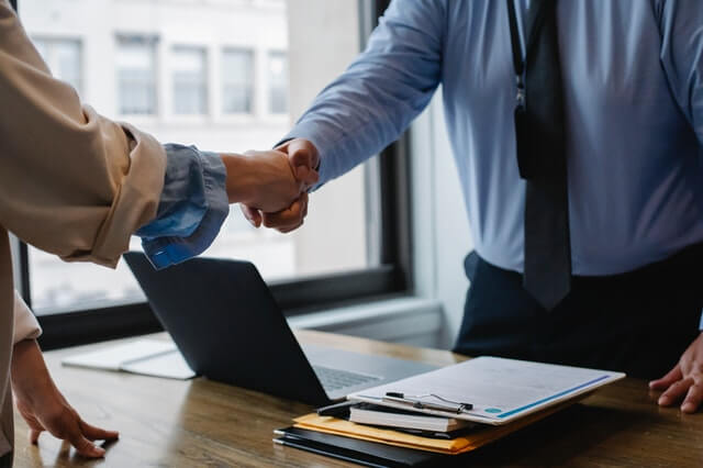 Business English- The importance of body language in the workplace- The Do’s and the Don’ts’s